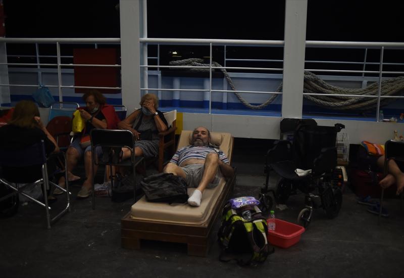 Mještani noć proveli na plaži i brodovima - Sedmi dan pakla u Grčkoj: Mještani noć proveli na plaži i brodovima